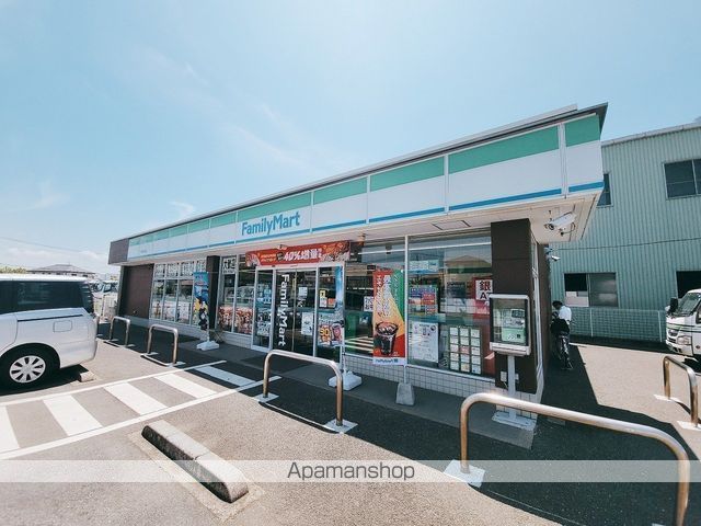 コンビニ　ファミリーマート（コンビニ）まで664m
