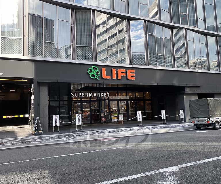 スーパー　ライフ 四条烏丸店（スーパー）まで302m