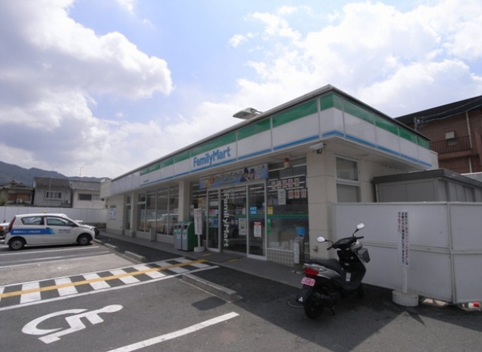 コンビニ　ファミリーマート東大路山端店（コンビニ）まで400m