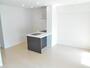 居室・リビング　白い床が清潔感を感じさせますね。