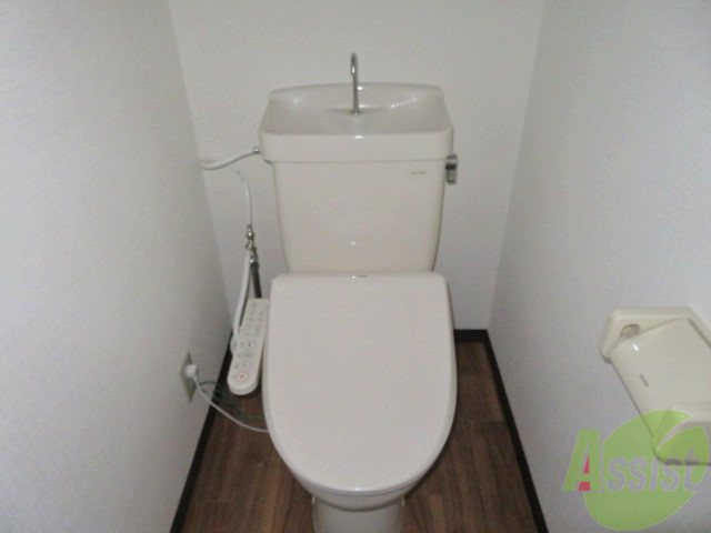トイレ　ウォシュレット機能付きの清潔感のあるトイレです。