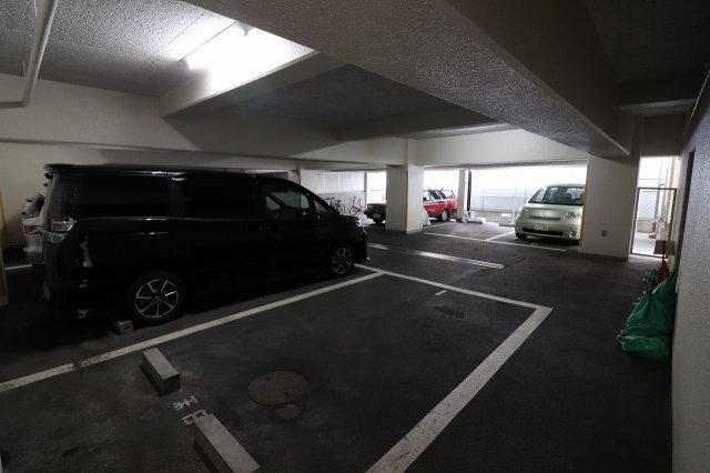 駐車場　駐車場があるので、車を買う予定の方も安心です