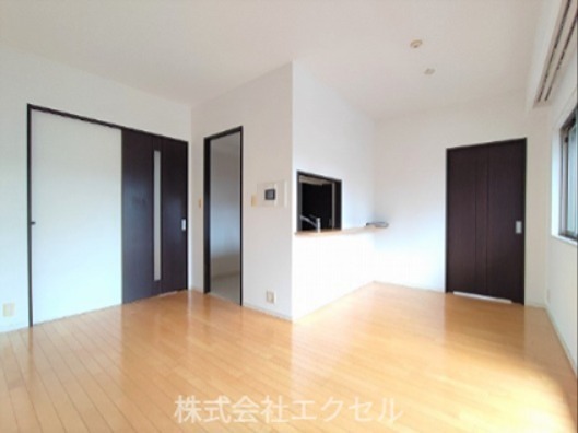 居室・リビング　エアコン付きで一年中快適にお住み頂けます。(モデルルーム)