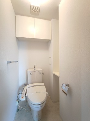 トイレ　嬉しいウォシュレット付のトイレです。