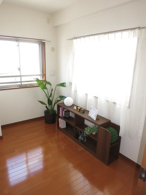 その他部屋・スペース　2面採光の明るいお部屋です。(モデルルーム)