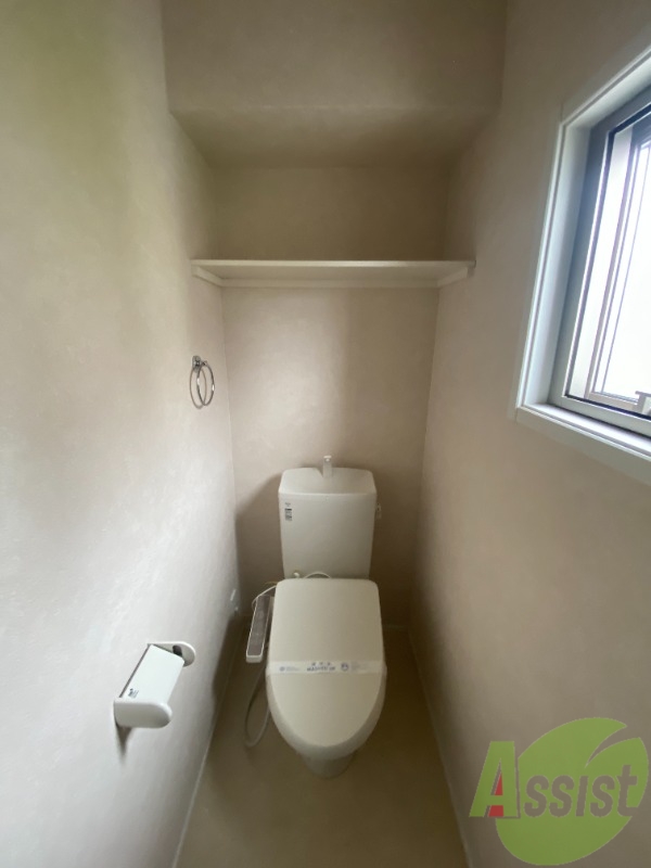 トイレ　トイレは温水洗浄便座付きで上部には収納スペースも！