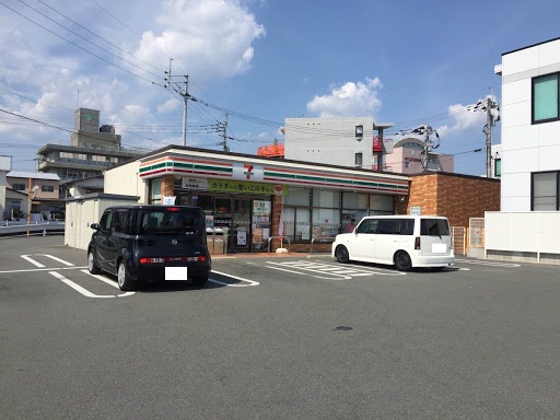 コンビニ　セブンイレブン（コンビニ）まで824m