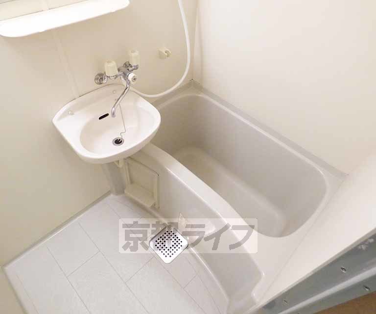 バス・シャワールーム　ゆったりできるバスルームです。