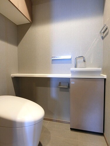 トイレ　落ち着いた色調のトイレです