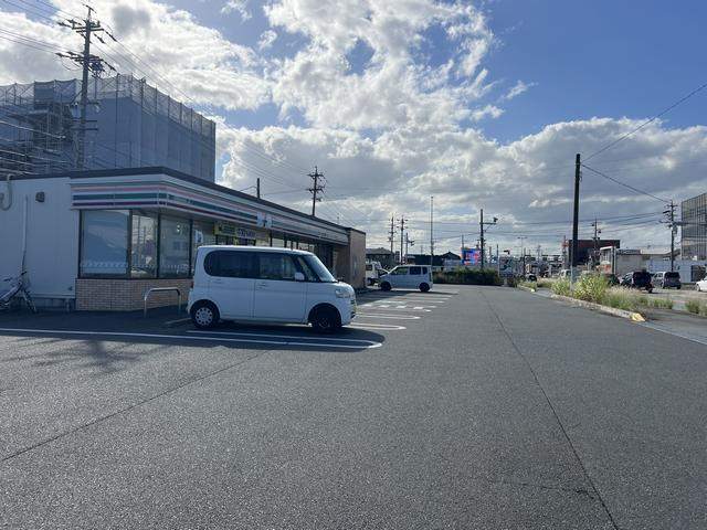 コンビニ　セブンイレブン津市雲出本郷町店（コンビニ）まで590m