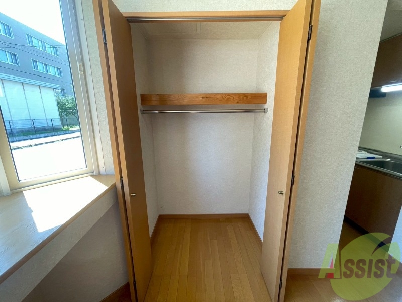 収納　クローゼットは奥行きもあり、荷物が多い方でも安心です。