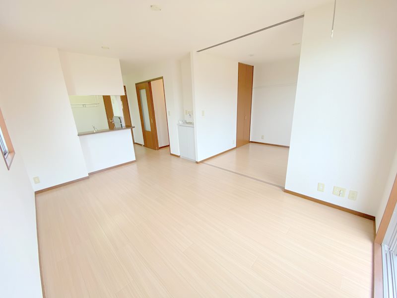 居室・リビング　11.4帖の広いリビング。大きな掃き出し窓から日差しがたっぷ