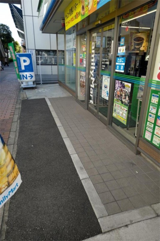 コンビニ　ファミリーマート 小倉モノレール片野駅前店（コンビニ）まで454m