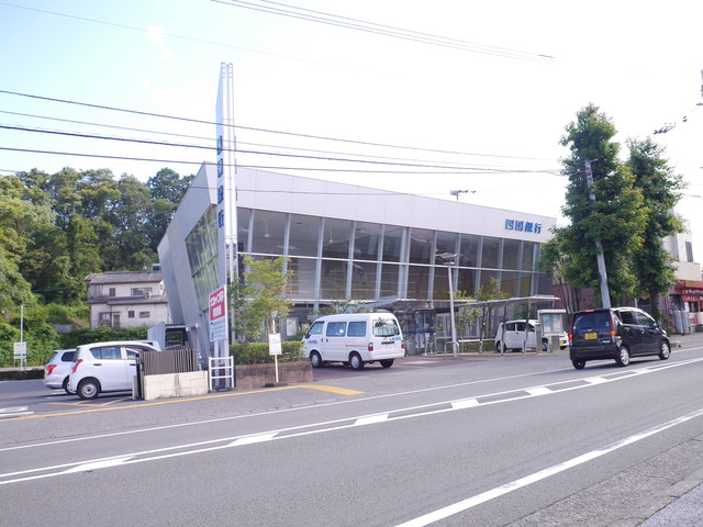 銀行　四国銀行福井支店（銀行）まで373m