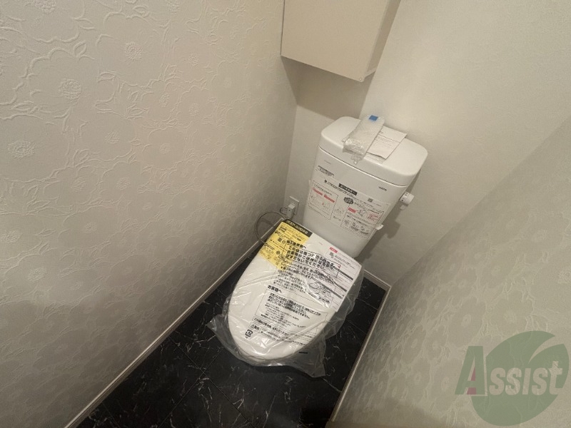 トイレ　トイレは温水洗浄便座です。シンプルな雰囲気になっています。