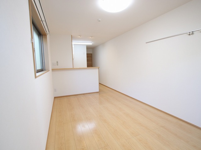 その他部屋・スペース　１２帖の洋室があります。角部屋のため窓があり、光が入りやすい