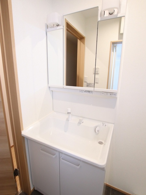 洗面設備　朝の身支度に便利なシャワー付洗面台です。