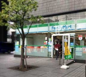 コンビニ　ファミリーマート三田一丁目店（コンビニ）まで283m