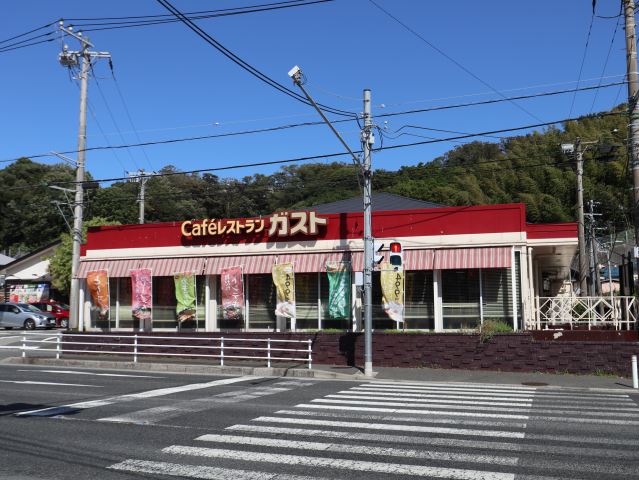 コンビニ　ガスト（コンビニ）まで330m