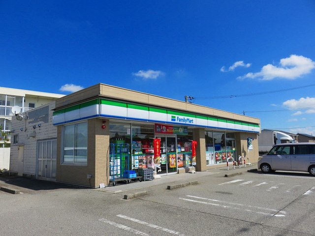 コンビニ　ファミリーマート（コンビニ）まで240m
