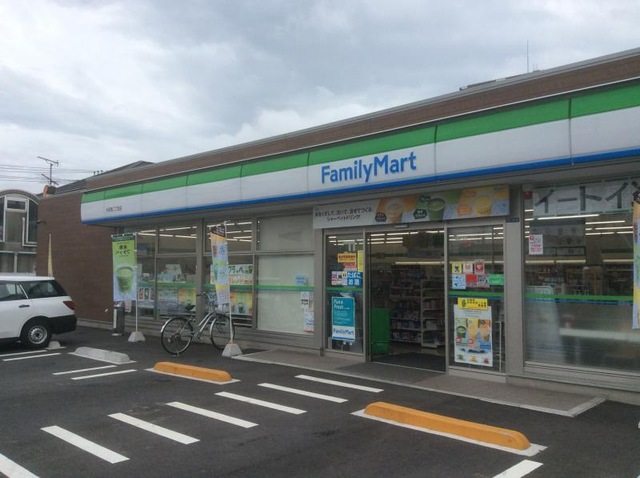 コンビニ　ファミリーマート大和東三丁目店（コンビニ）まで875m