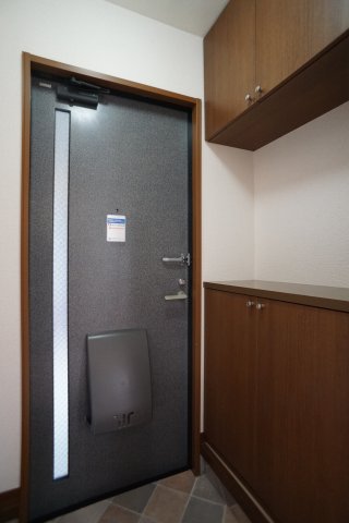玄関　玄関には大型シューズBOXを設置♪