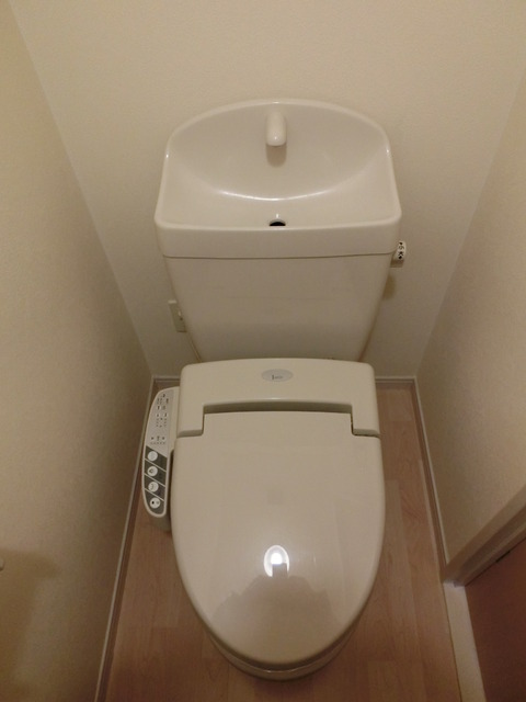 トイレ　上部に収納がありますのでストック品は収納へ。