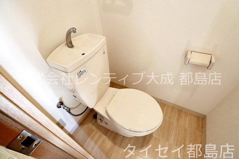 ＪＲおおさか東線 城北公園通駅 徒歩4分 4階建 築23年のトイレ写真