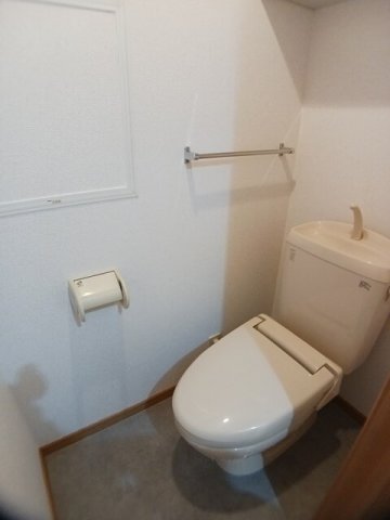 トイレ　落ち着いた色調のトイレです