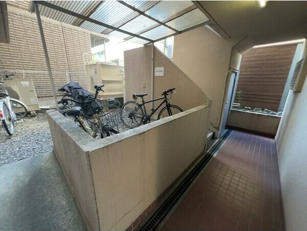 地下鉄東山線 覚王山駅 徒歩9分 4階建 築42年の外観写真