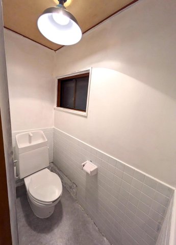 トイレ　ホワイト×グレー基調のお手洗い。ウォシュレット付きです