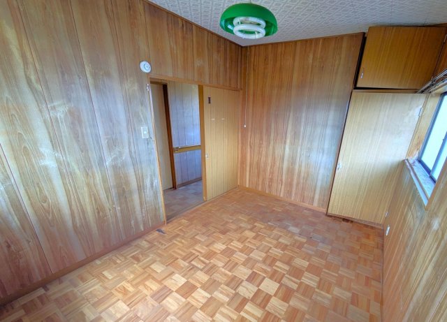 収納　６畳の洋風部屋。古さは感じますが、窓からの眺望が素敵です