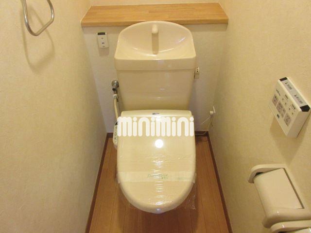 トイレ　温水洗浄便座付きのトイレです。