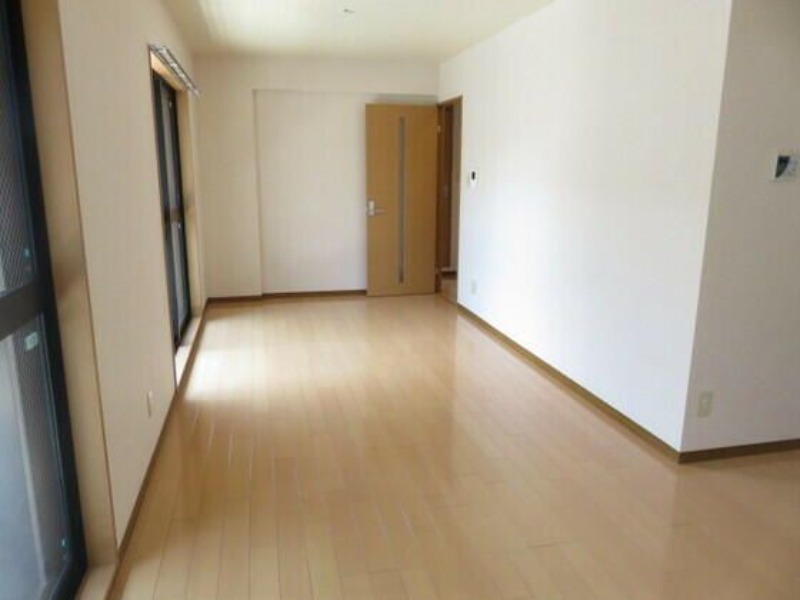 ブルーライン 岸根公園駅 徒歩2分 3階建 築22年の居間写真