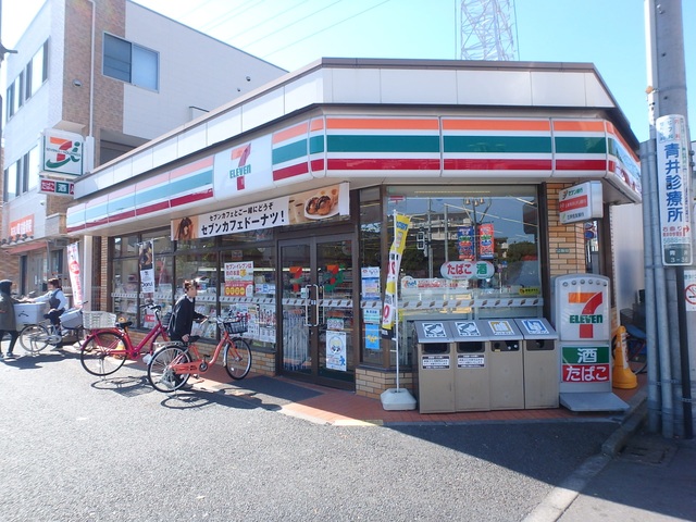 コンビニ　セブンイレブン足立青井駅前店（コンビニ）まで592m