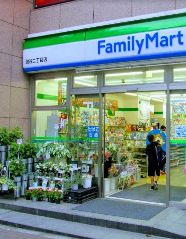 コンビニ　ファミリーマート 四谷二丁目店（コンビニ）まで95m