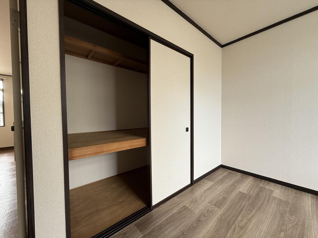 収納　北側の部屋には1間サイズの押し入れがあります！！