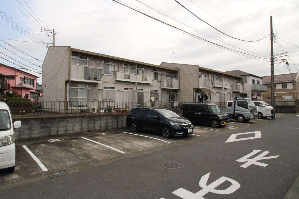 建物外観　南面駐車場の為、日当り良好！！　＊駐車場は他社管理