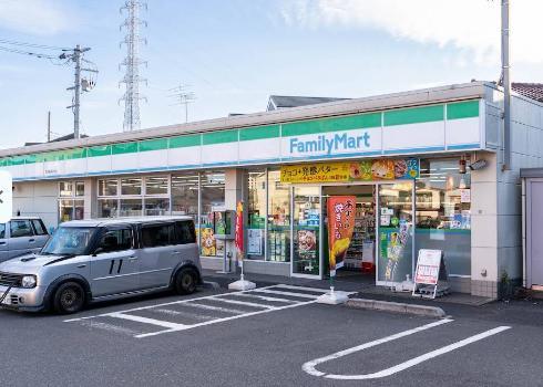 コンビニ　ファミリーマート 西伊興四丁目店（コンビニ）まで220m