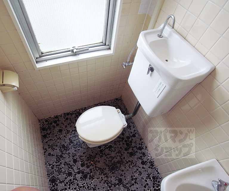 トイレ　トイレにも窓有り！