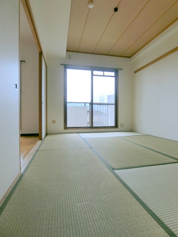 その他部屋・スペース　南向きで明るい和室６帖