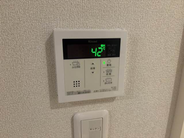 その他設備　追い焚き機能付きの浴室給湯リモコンが壁付けされています。