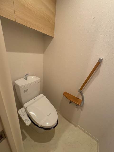 トイレ　暖房洗浄便座があります。また、手すり付きのペーパーホルダー…
