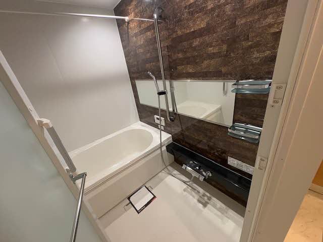 バス・シャワールーム　アクセントパネルがオシャレな浴室。