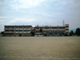 小学校　甲府市立大里小学校（小学校）まで342m