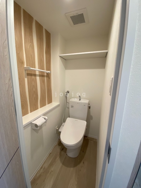 トイレ　嬉しい温水洗浄便座付きのトイレです。