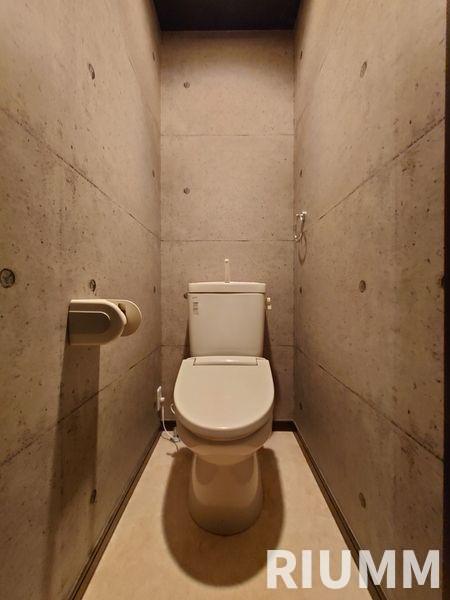 京王線 笹塚駅 徒歩6分 2階建 築15年のトイレ写真