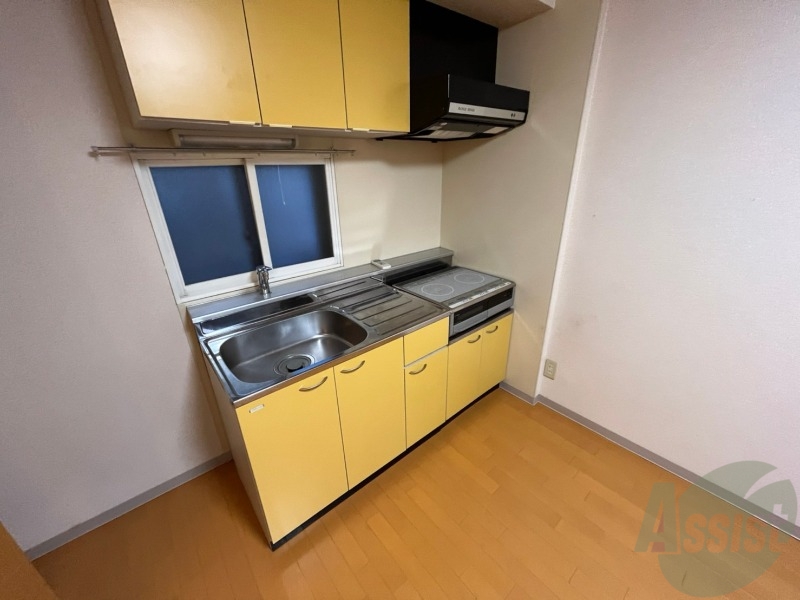 キッチン　調理スペースも広々しておりお料理しやすそうです！