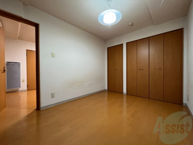 その他部屋・スペース　寝室はこちらです。光が差し込む、温かみのあるお部屋です。