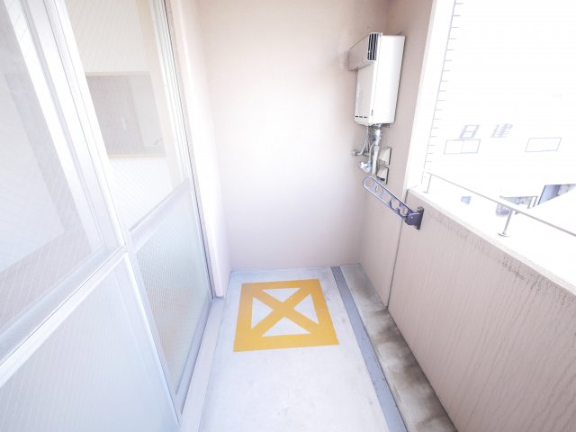 バルコニー　暖かな日差しのふりそそぐバルコニー